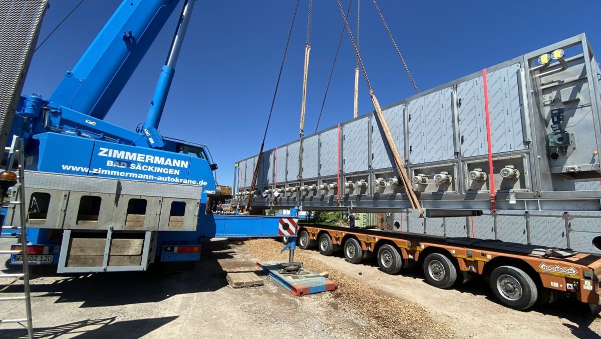 A picture of a crane and a large shipping container