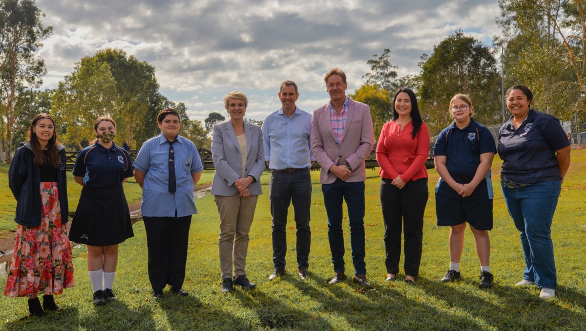 Mabel Park State High School teachers Karen (far left) and Renee (far right) and students (from left) Tori, Tyler and Jaay Jay at Slacks Creek in Mabel Park with Federal Minister for the Environment and Water Tanya Plibersek MP, Federal Treasurer Jim Chalmers MP, Mayor Darren Power, Cr Mindy Russell.