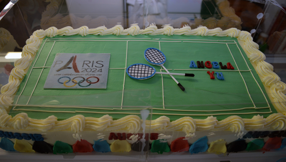 An image of the badminton-themed cake presented to Angela Yu by Sky Badminton families.