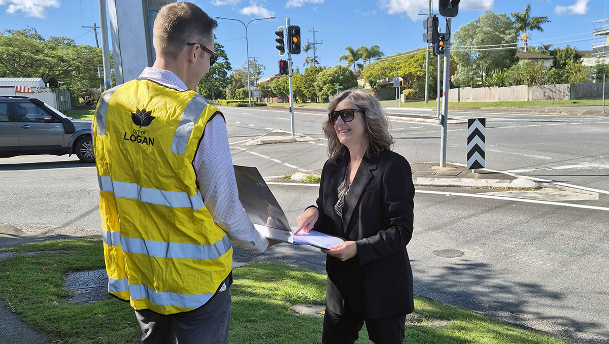 An image of Cr Lisa Bradley having an onsite meeting to discuss design work for the Springwood Rd – Donna Ave intersection upgrade.