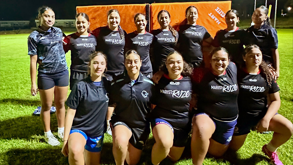 An image of the Browns Plains Mets Under 14 girls team with the new tackle mats.